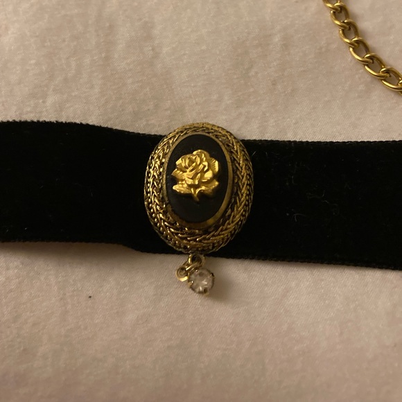 Vintage Black & Gold Rose Celebrity Jewelry - Picture 4 of 9